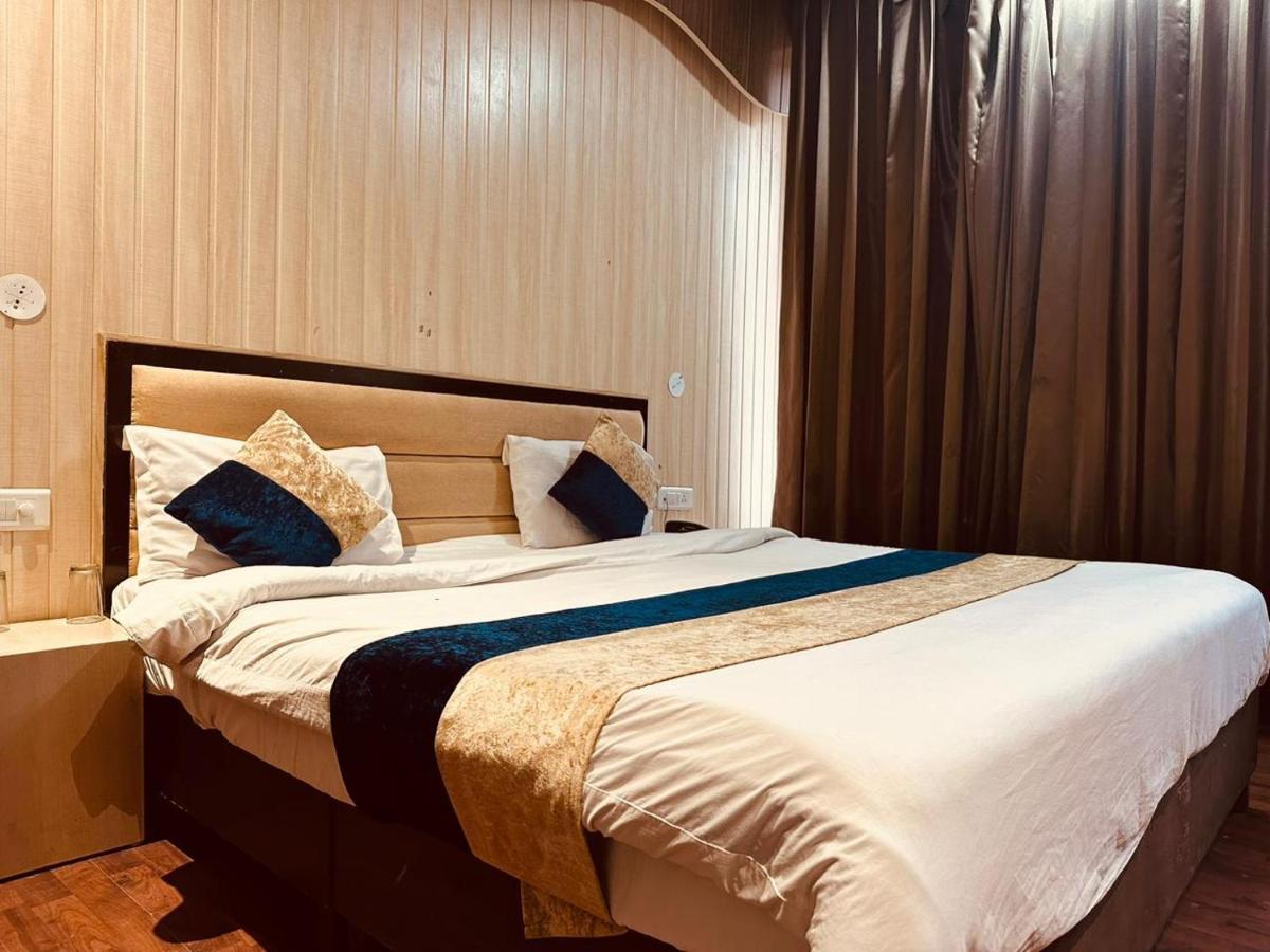 The Royal Majestic Mountain View Hotell Manāli Exteriör bild