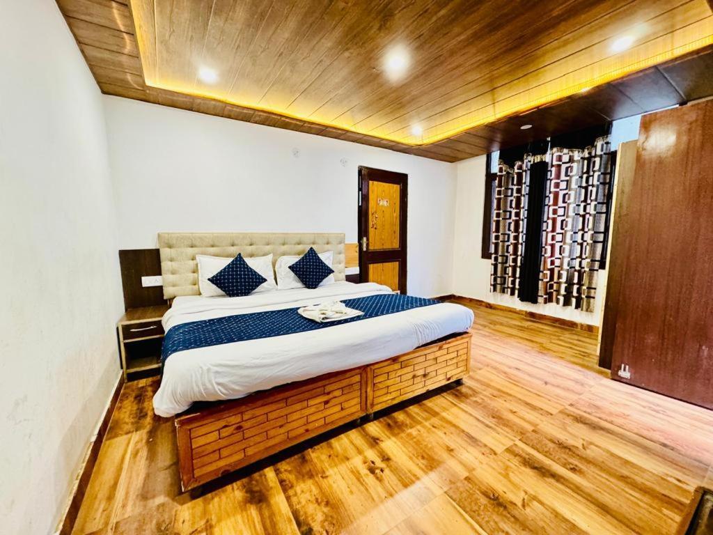The Royal Majestic Mountain View Hotell Manāli Exteriör bild