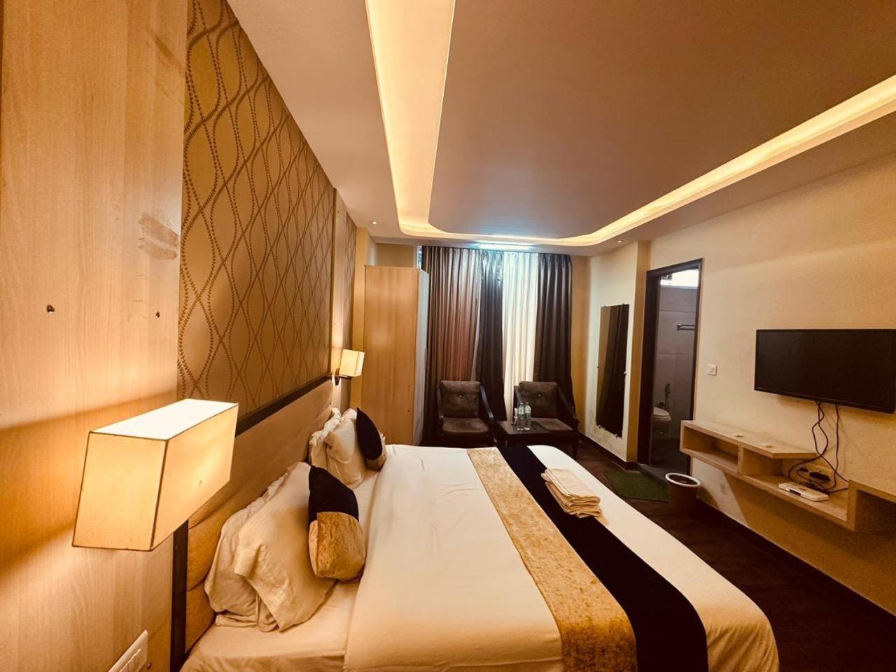 The Royal Majestic Mountain View Hotell Manāli Exteriör bild