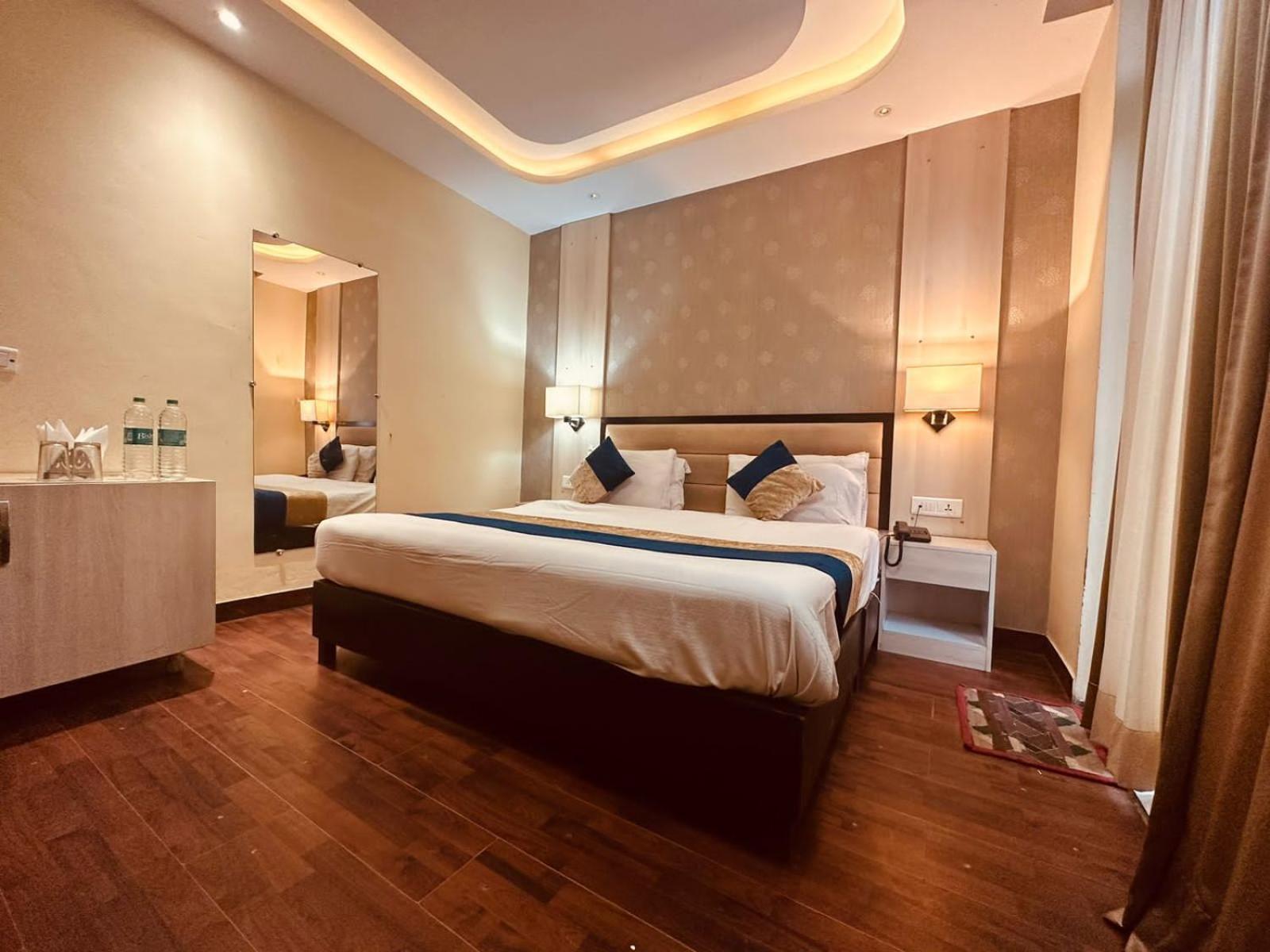 The Royal Majestic Mountain View Hotell Manāli Exteriör bild